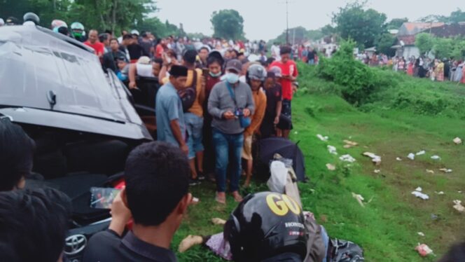 
Innova Tertabrak KA Logawa, 4 Penumpang Tewas Seketika