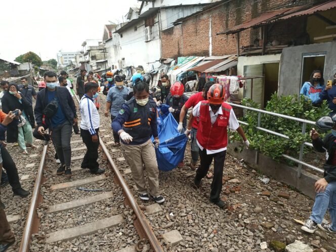 
Pegawai Kejari Tewas Tertabrak Kereta Api di Malang