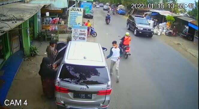 
Aksi Komplotan Pencuri Bermodus Hipnotis Tertangkap Kamera CCTV di Kota Malang