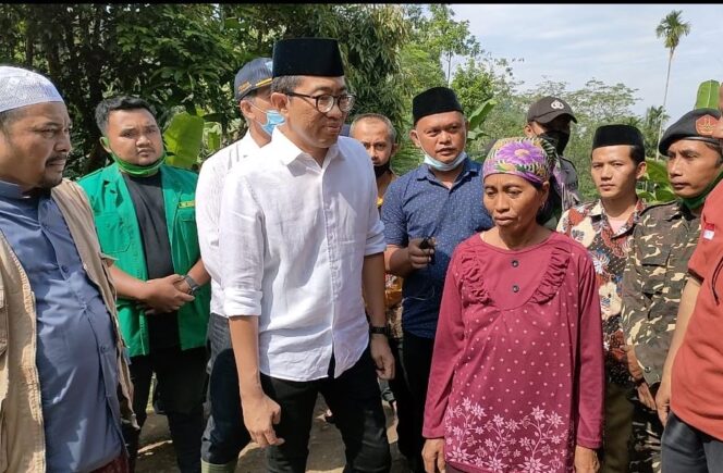 
Temui Korban Banjir Bandang, Faisol Riza Telepon Dirut PLN untuk Prioritaskan Sambung Kabel