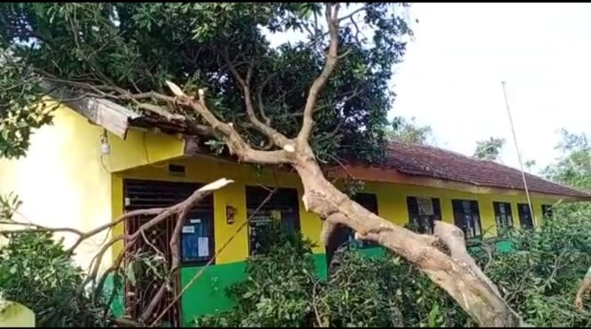 
Sekolah Rusak Diterpa Angin Puting Beliung, Murid Diliburkan
