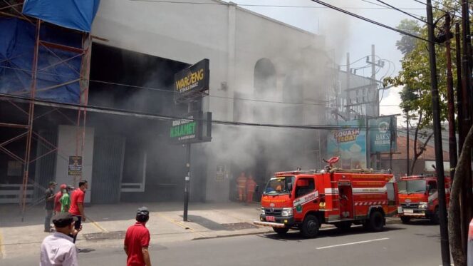 
Waroeng Steak & Shake di Jalan Ciliwung Kota Malang Terbakar
