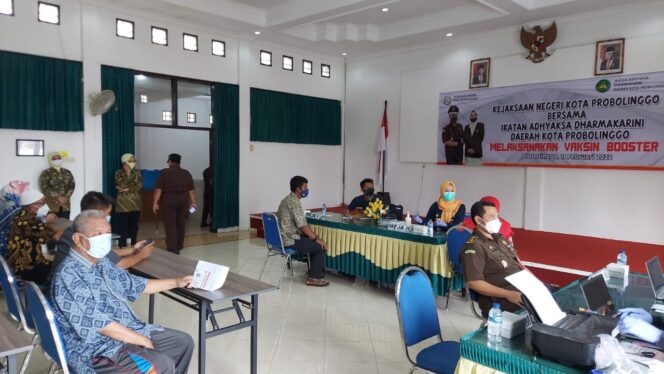 
Antisipasi Penyebaran Omicron, Kejaksaan Negeri Kota Probolinggo Gelar Vaksinasi Booster