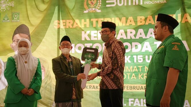 
Ketua Komisi VI DPR RI Faisol Riza Berikan Motor Listrik untuk Pengurus NU