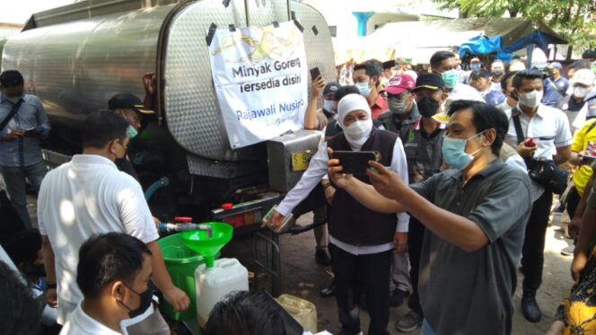 Didampingi Wawali Mas Adi, Gubernur Khofifah Tinjau Pendistribusian Migor di Pasar Besar Pasuruan