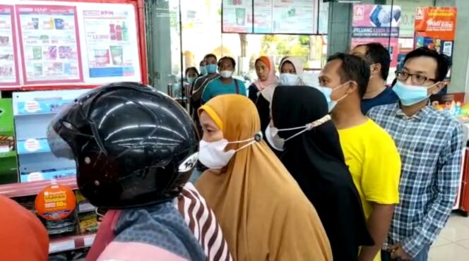 Warga Pasuruan Rela Antri Sejak Pagi Demi Minyak Goreng