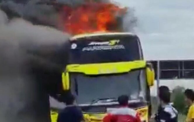 Breaking News! Bus Terbakar di Tol Pandaan, Arus Lalin Macet Panjang