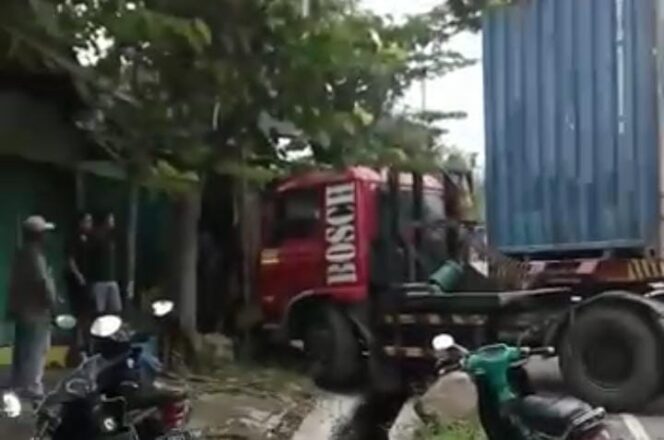 Truk Kontainer Sasak Warung di Sukorejo