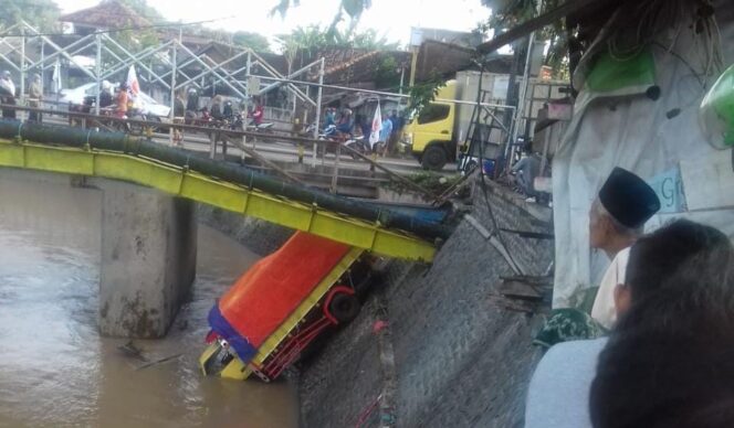 Sopir Ngantuk, Truk Terjun Bebas ke Sungai Gembong Pasuruan