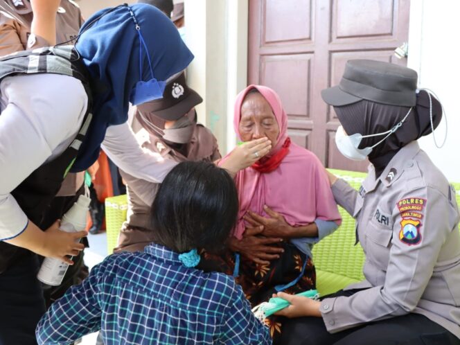 
Sigap, Polwan Polres Probolinggo Bantu Nenek Nyaris Pingsan Saat Aksi Damai