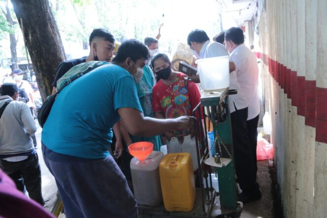 
Atasi Kelangkaan, DKUPP Kota Probolinggo Gelontor 7 Ribu Kg Migor Murah