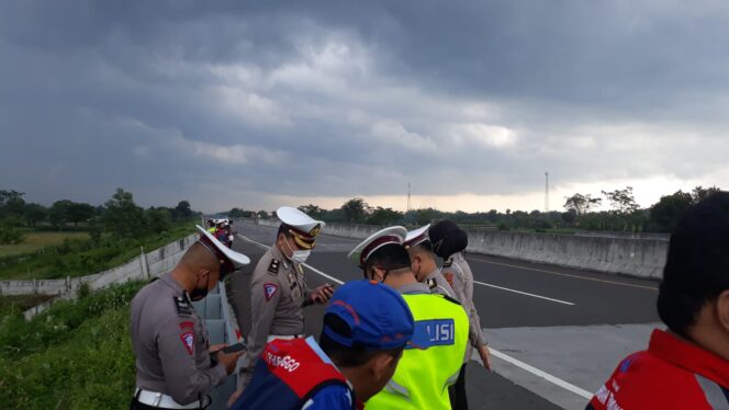 
Ditlantas Polda Jatim Olah TKP Kecelakaan Grup Musik Religi Debu  di Tol Probolinggo