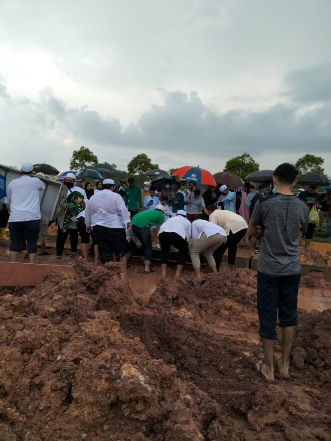 
Jenazah Pasutri Laka Rombongan Grup Musik Debu Dimakamkan di Singapura