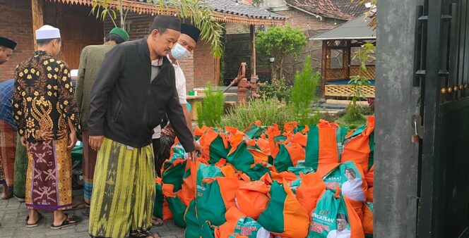 
Faisol Riza Bersama Pengurus NU Salurkan 20 Ribu Bingkisan Lebaran di Pasuruan- Probolinggo