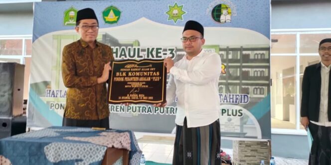 
Cetak Santri Mandiri, Faisol Riza Resmikan Gedung BLK Komunitas Pesantren di Pasuruan