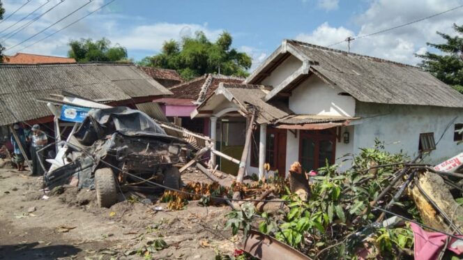
Rem Blong, Dump Truk Seruduk Sejumlah Rumah di Pasrepan