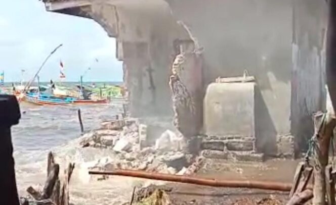 
Ombak Besar Rusak Musala di Lekok