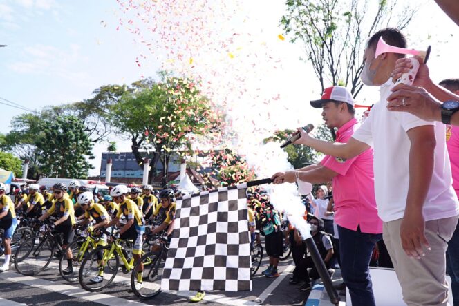 
Kecantikan Gedung Harmonie dan Kawasan Heritage Kota Pasuruan Dikenalkan ke Peserta Bromo Kom Challenge 2022