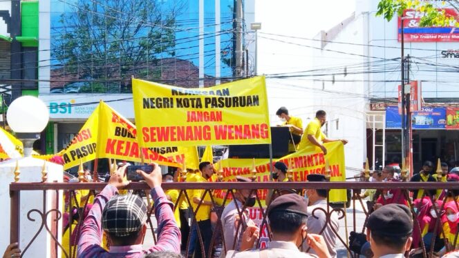 
Puluhan Pegawai Senkuko Demo Kejari Pasuruan