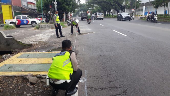 
Pemotor Tewas Terlindas Truk Tangki di Pasuruan