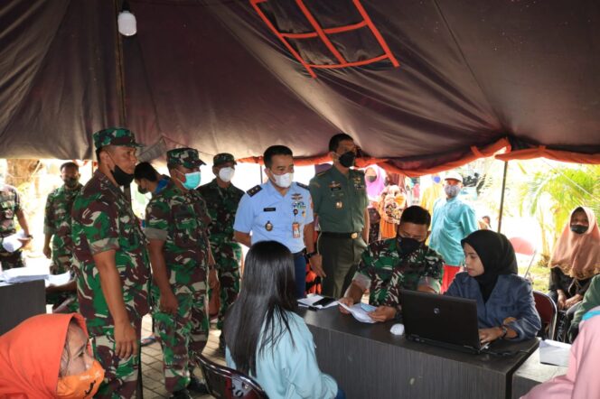 
Kapusku TNI Marsda TNI Danang Hadiwibowo Pantau Langsung Penyaluran Bansos di Kodim 0820 Probolinggo