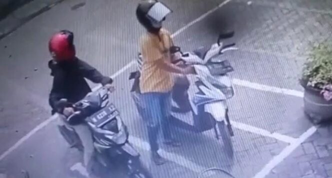 
Aksi Maling Motor di Apotek Pasuruan Terekam CCTV