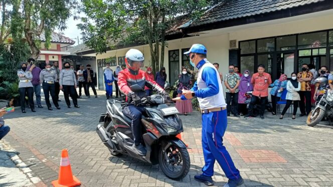 
Duta Safety Riding Tularkan Virus #Cari_Aman Melalui Edukasi Keselaatan Berkendara