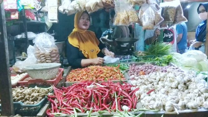 
Begini Keluh Kesah Pedagang di Pasar  Pasuruan Akibat Harga Cabai yang Kian Pedas