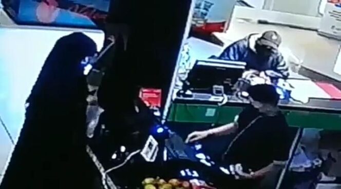 
Tiga WNA Terekam CCTV Mencuri Uang Kasir di Restoran Pasuruan