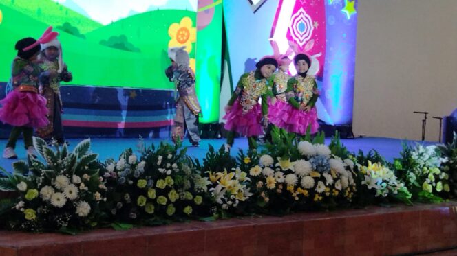 
DPC IKAPI Pasuruan Berikan Dukungan di Wisuda Purna Siswa TK-KB Alkaustar