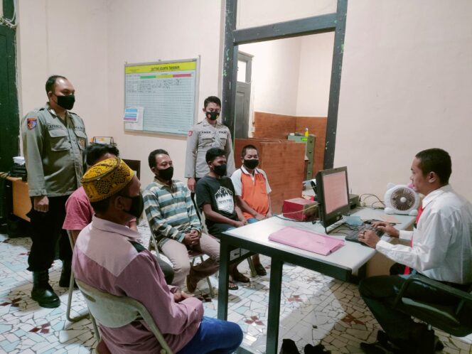 
5 Pelaku Perusak Rumah Warga yang Diduga Miliki Santet di Probolinggo Ditangkap