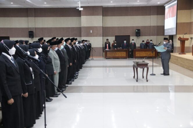 
Plt Bupati Timbul Lantik Ratusan Pejabat Fungsional Pengawas Sekolah dan Kepsek