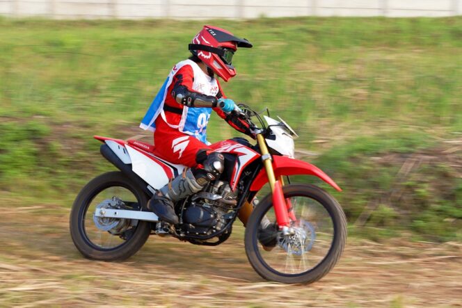 
Ini Sepatu Berkendara Offroad yang Paling Aman