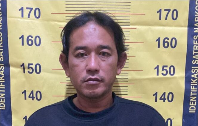 
Nongkrong di Warung, Pengedar Sabu di Pasuruan Diciduk