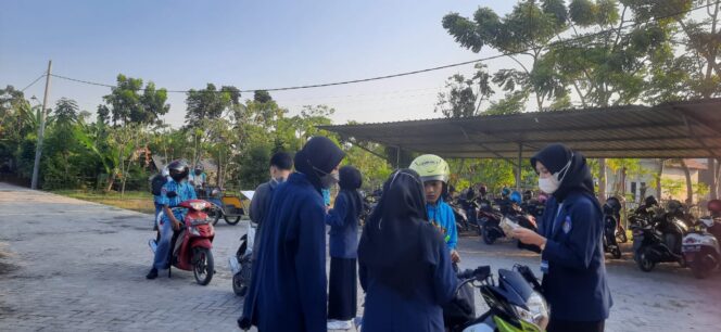 
Mahasiswa KKN-T Uniwara Edukasi Pelajar SMK MUTU Pasuruan tentang Standarisasi Kendaraan Bermotor