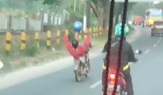 
Pria di Pasuruan Kendarai Motor Sambil Tiduran Hebohkan Warganet