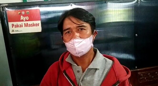 
Pria yang Ugal-ugalan Naik Motor di Jalan Raya Sambil Tiduran Akhirnya Ditangkap