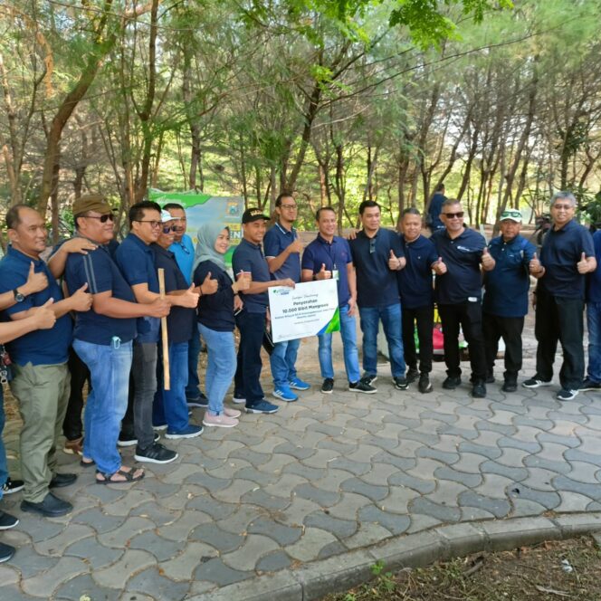 
BPJAMSOTEK se-Jatim Tanam 10.000 Bibit Mangrove di Ekowisata Mangrove Wonorejo