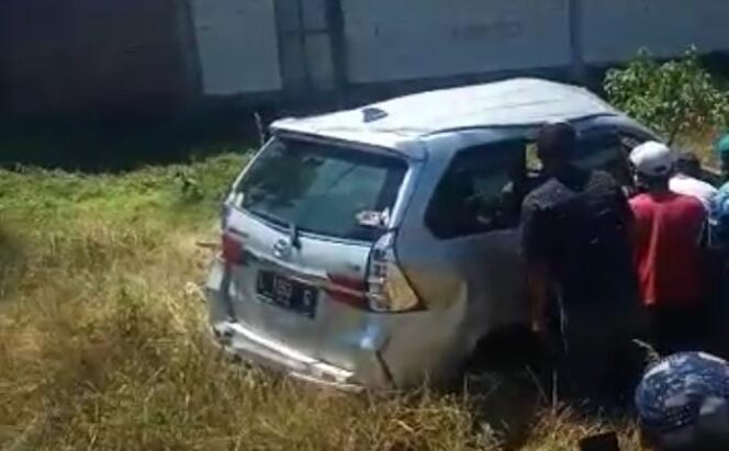 
Avanza Dihantam Kereta Sri Tanjung di Pasuruan, 1 Orang Tewas Seketika