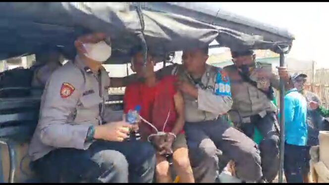 
Pria di Probolinggo Diamankan Warga Diduga Jarah Sesaji Petik Laut