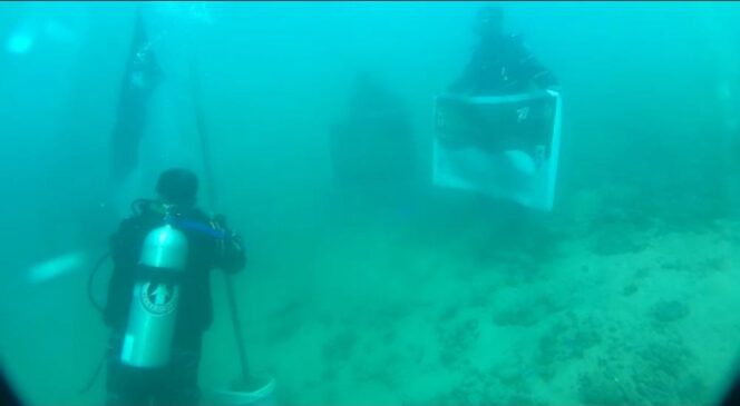 
TNI AL Kibarkan Bendera Merah Putih di Bawah Laut