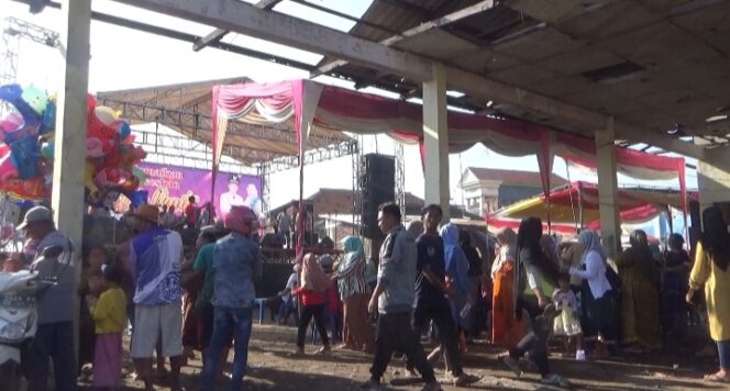 
Miris, Warga Tonton Hiburan Rakyat di Bawah Bangunan Usang dan Rawan Ambrol yang Mengancam Keselamatanya