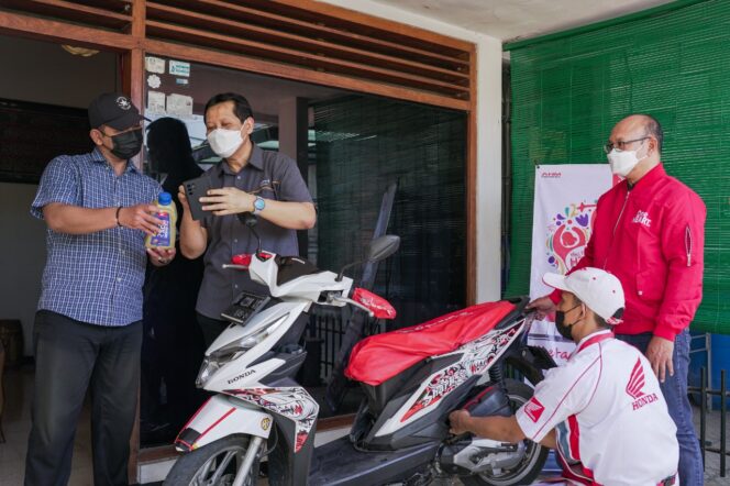 
Hari Pelanggan Nasional, Manajemen MPM Honda Jatim Sapa Pelanggan Setia Honda