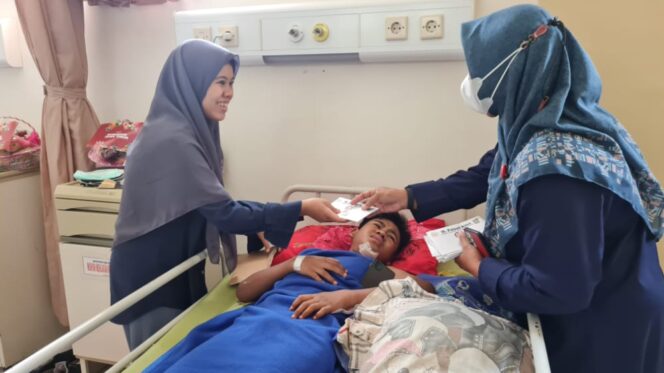 
Faisol Riza Bantu Korban Ambruknya Jembatan di Probolinggo