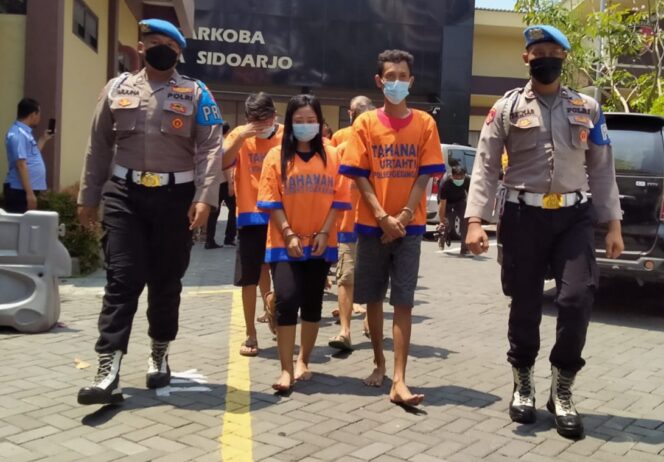 Bersama Para Budak Narkoba, Wanita Cantik Ini Hanya Tertunduk Malu Saat di Mapolres