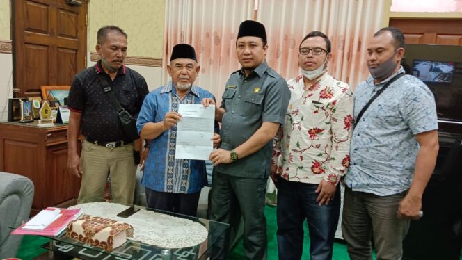 
Minta Solusi Lahan Miliknya yang Dibuat Rusunawa, Bukhori Muslim Datangi Kantor DPRD Kota Probolinggo