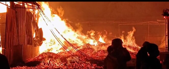 
Pabrik Kayu di Wonomerto Terbakar Hebat