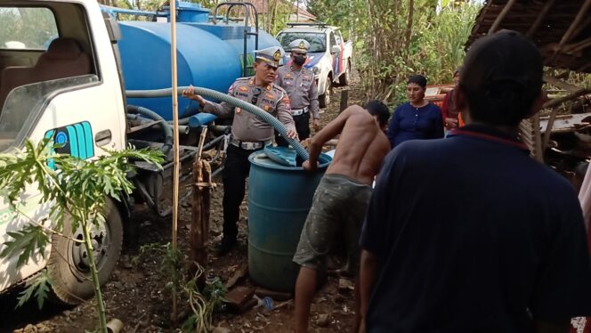 
Puluhan Warga Kesusahan Air Bersih, Satlantas Polres Probolinggo Turun Tangan