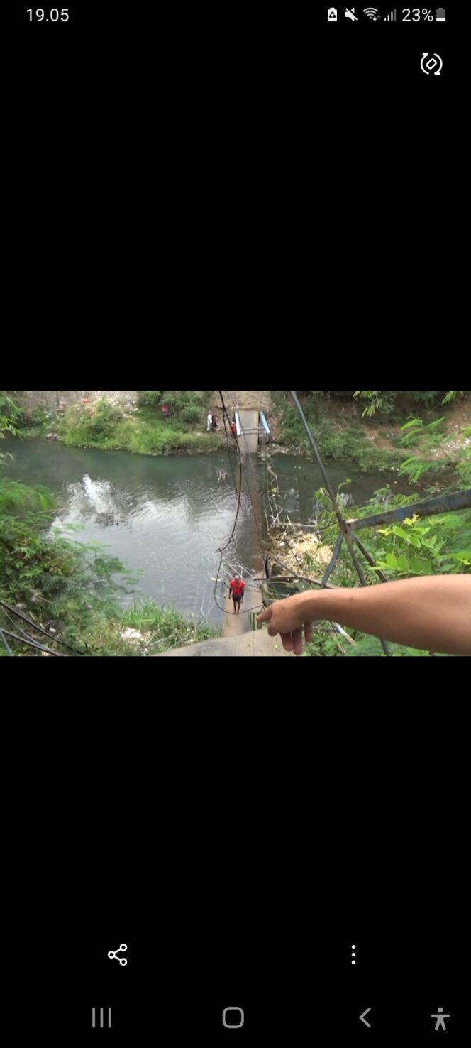 
Jembatan Ambruk, Belasan Siswa di Probolinggo Terluka