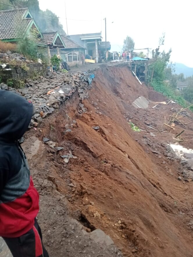 
Diguyur Hujan Deras, 2 Desa di Kabupaten Probolinggo Dilanda Tanah Longsor